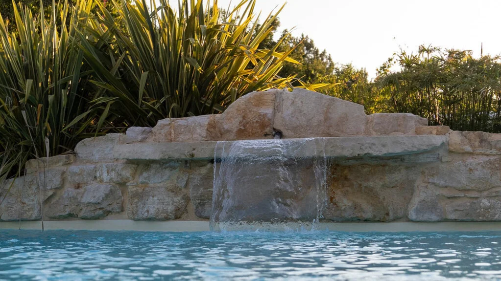 La piscine et fontaine - Un Canard sous l'Olivier